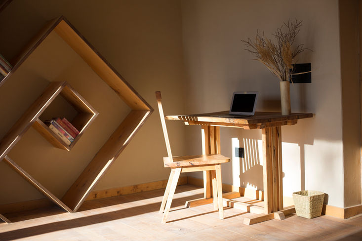Writing nook with diagonal wooden shelving