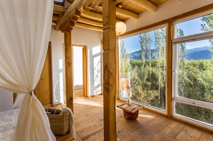 Shel suite with canopy bed and mountain view